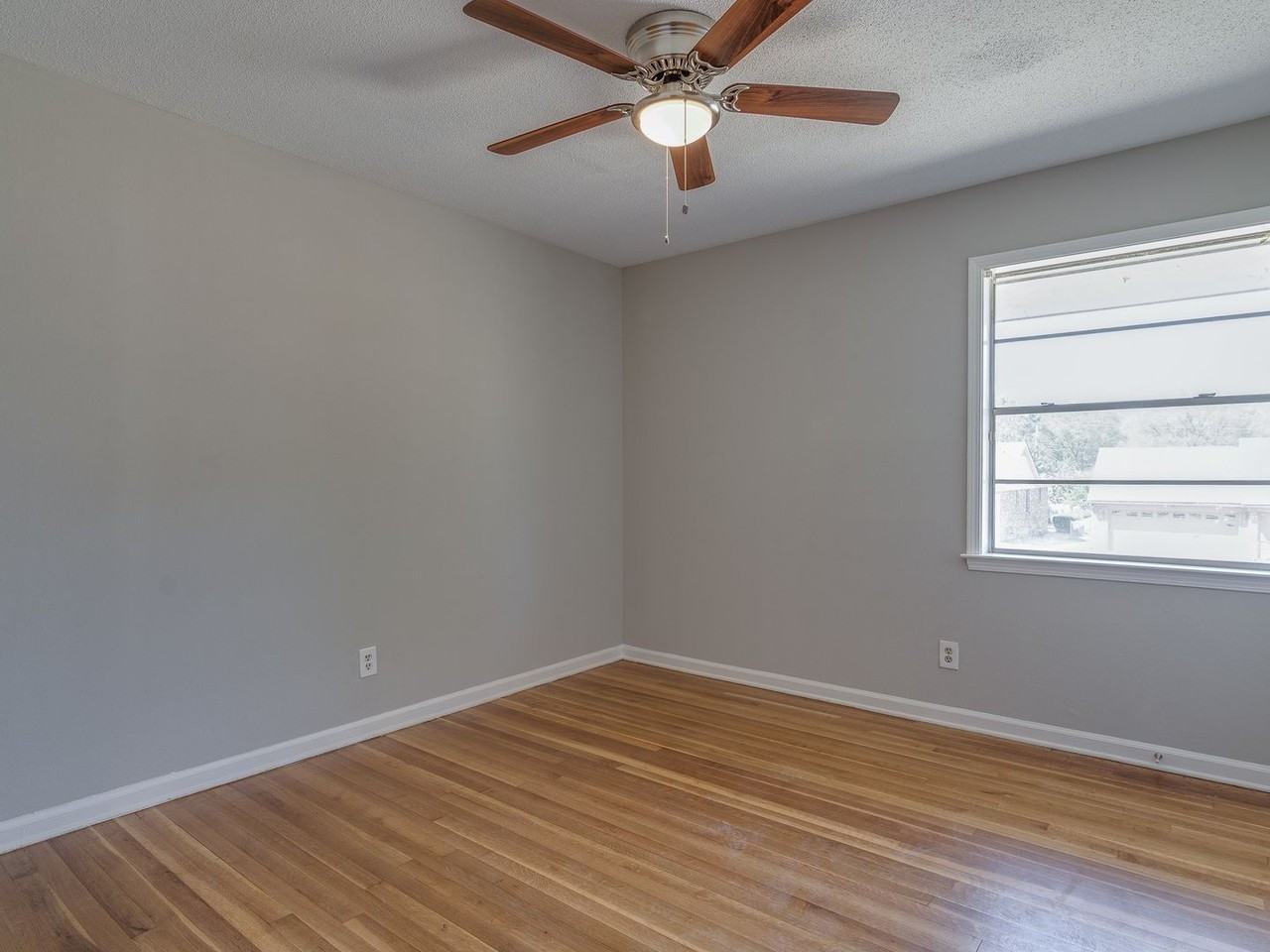 1979 Kilarney Ave - Photo 5 of 13