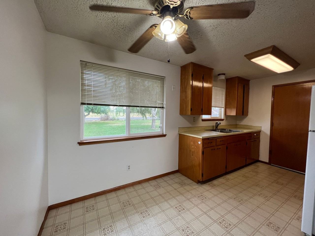 210 Blossom Dr - Photo 4 of 15