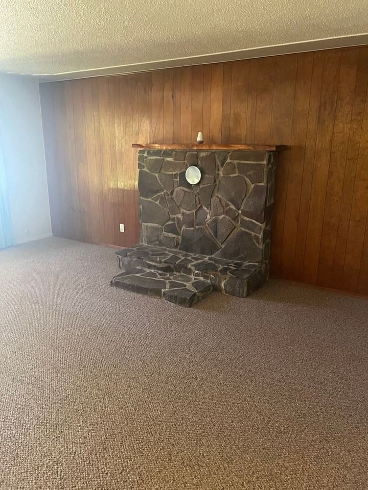 240 Glen Dr - Photo 4 of 17