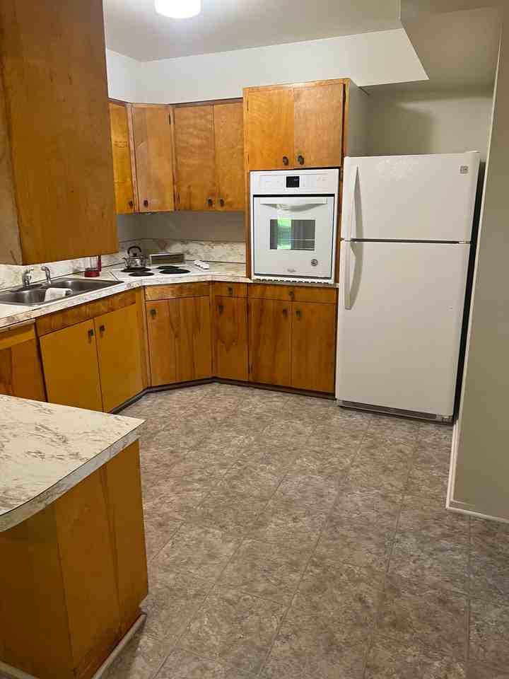 240 Glen Dr - Photo 5 of 17