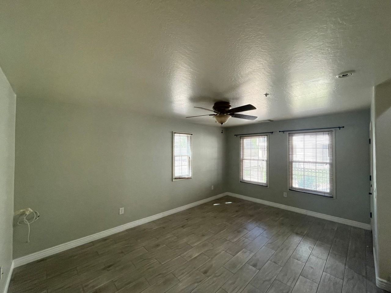 2792 S Bahama Dr - Photo 2 of 32