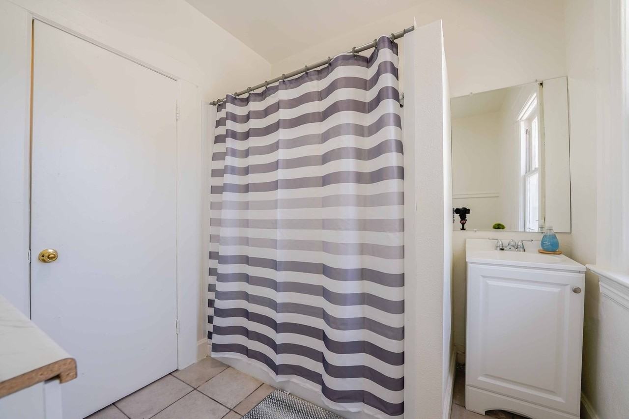 759 N Raymond Ave #4 - Photo 7 of 8