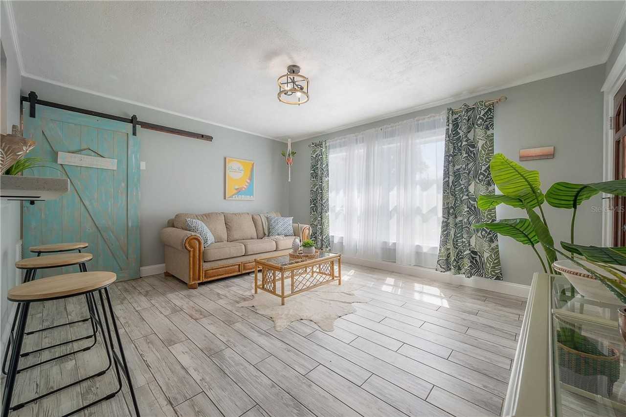 690 Regina Rd - Photo 3 of 21