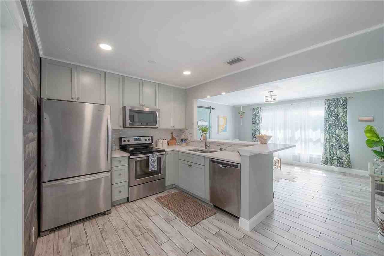 690 Regina Rd - Photo 5 of 21