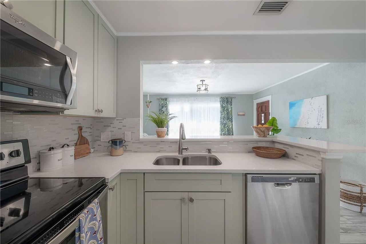 690 Regina Rd - Photo 6 of 21