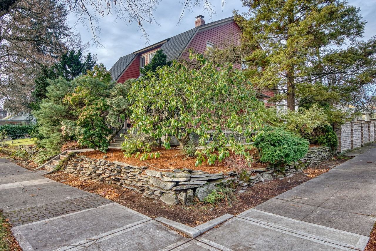 314 E 19th St - Photo 2 of 32