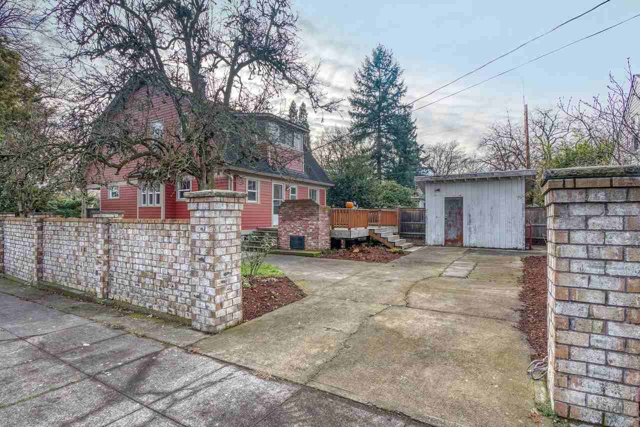 314 E 19th St - Photo 3 of 32