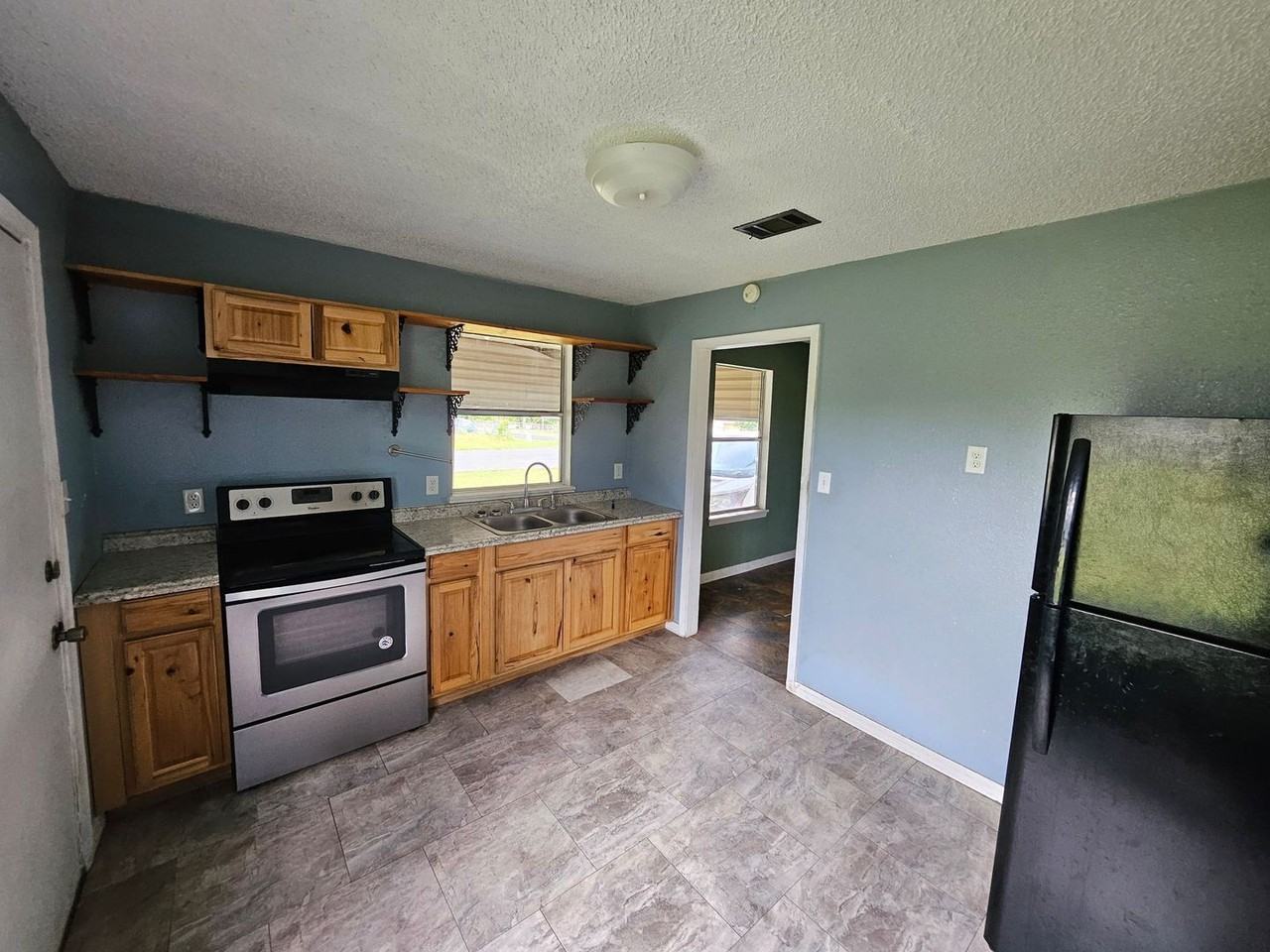 1600 Kings Rd - Photo 5 of 11