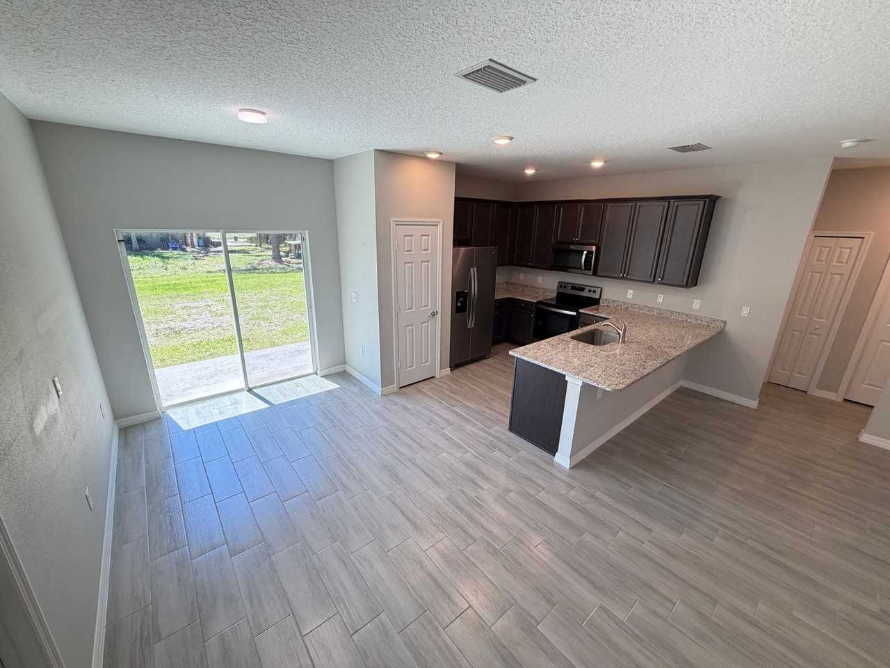 211 Taunton Rd Sw - Photo 7 of 31