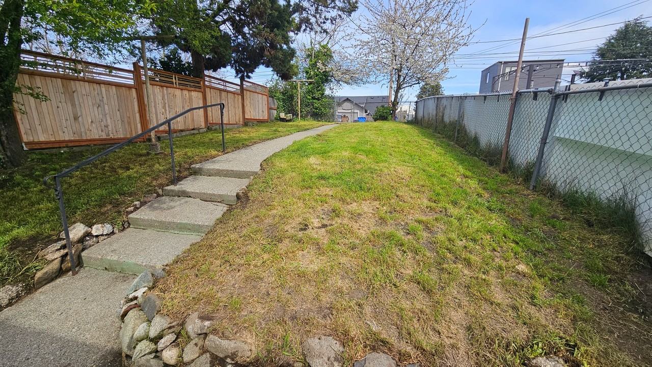 1711 S Cushman Ave - Photo 4 of 26