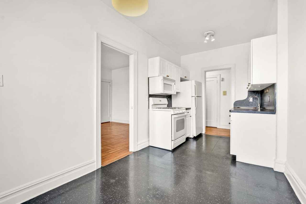 425 14th St - Photo 7 of 13