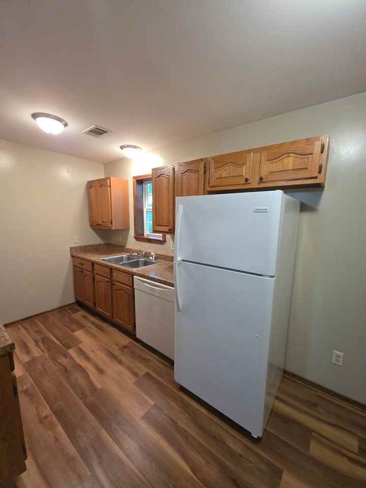 716 S Greenwich Ave - Photo 3 of 11