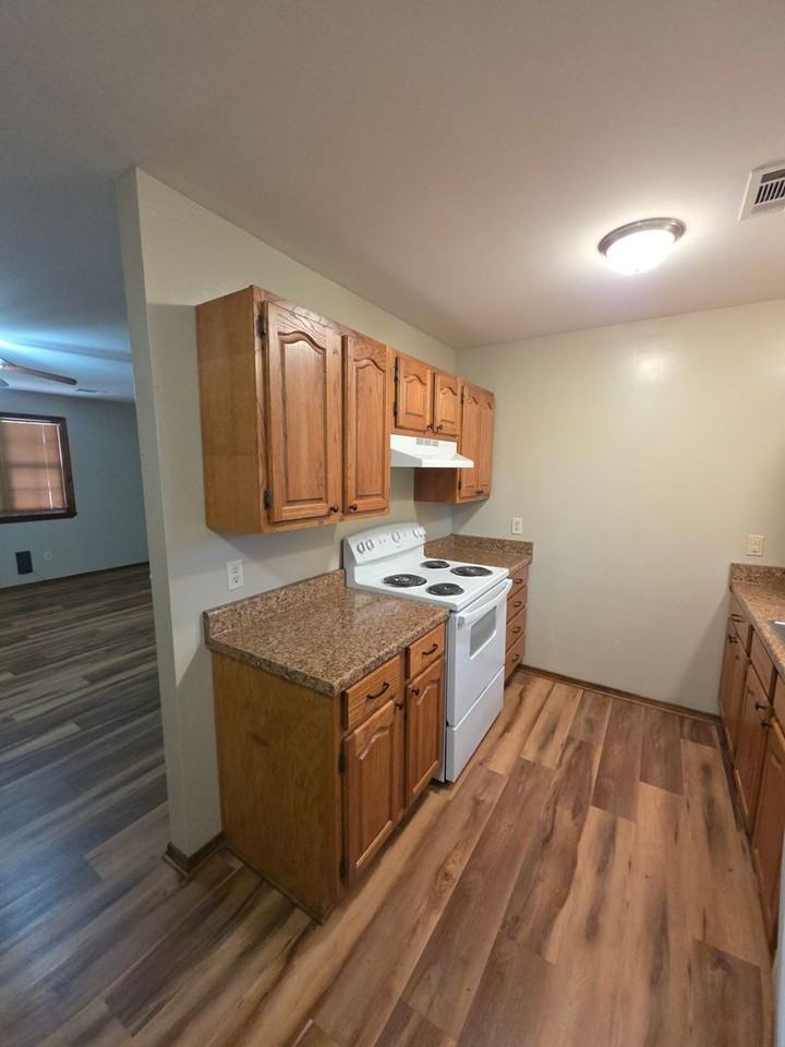 716 S Greenwich Ave - Photo 4 of 11