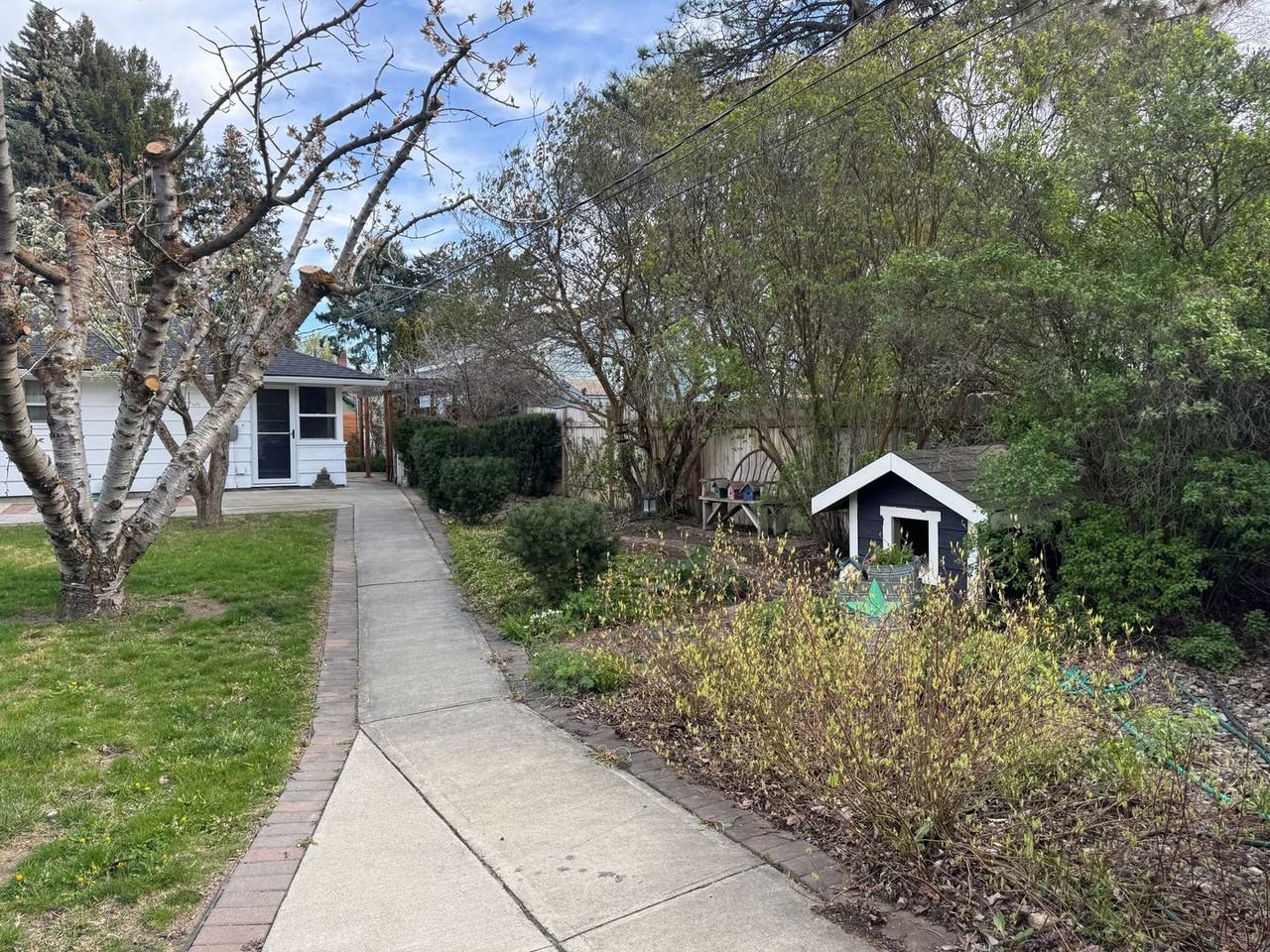 706 E 3rd Ave - Photo 4 of 36