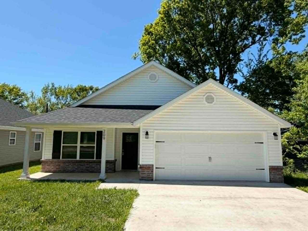 209 Munson St - Photo 2 of 19