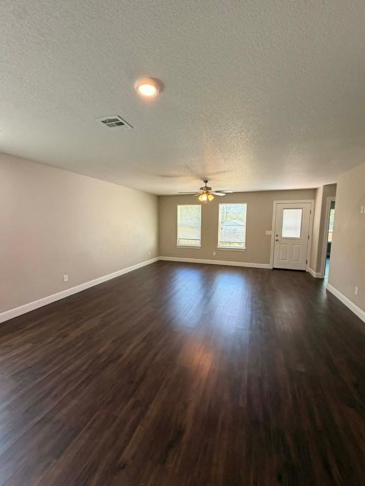 209 Munson St - Photo 3 of 19