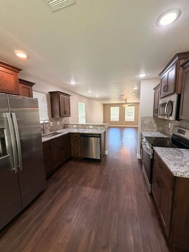 209 Munson St - Photo 4 of 19