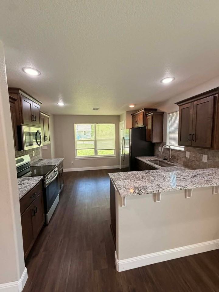 209 Munson St - Photo 5 of 19