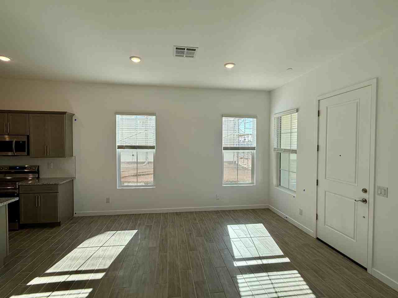 8232 E University Dr - Photo 4 of 19