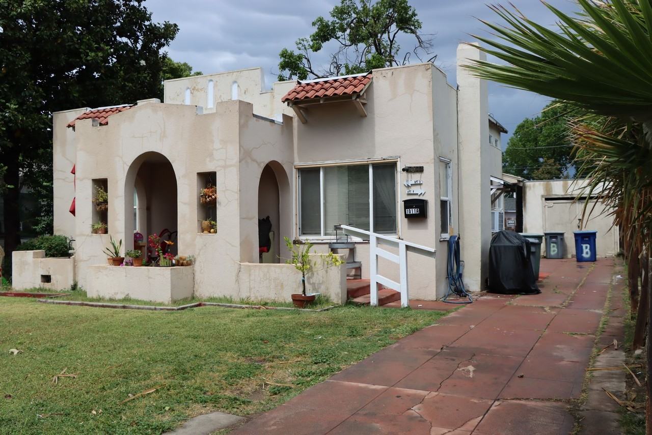 1011 W 20th St #B - Photo 2 of 4