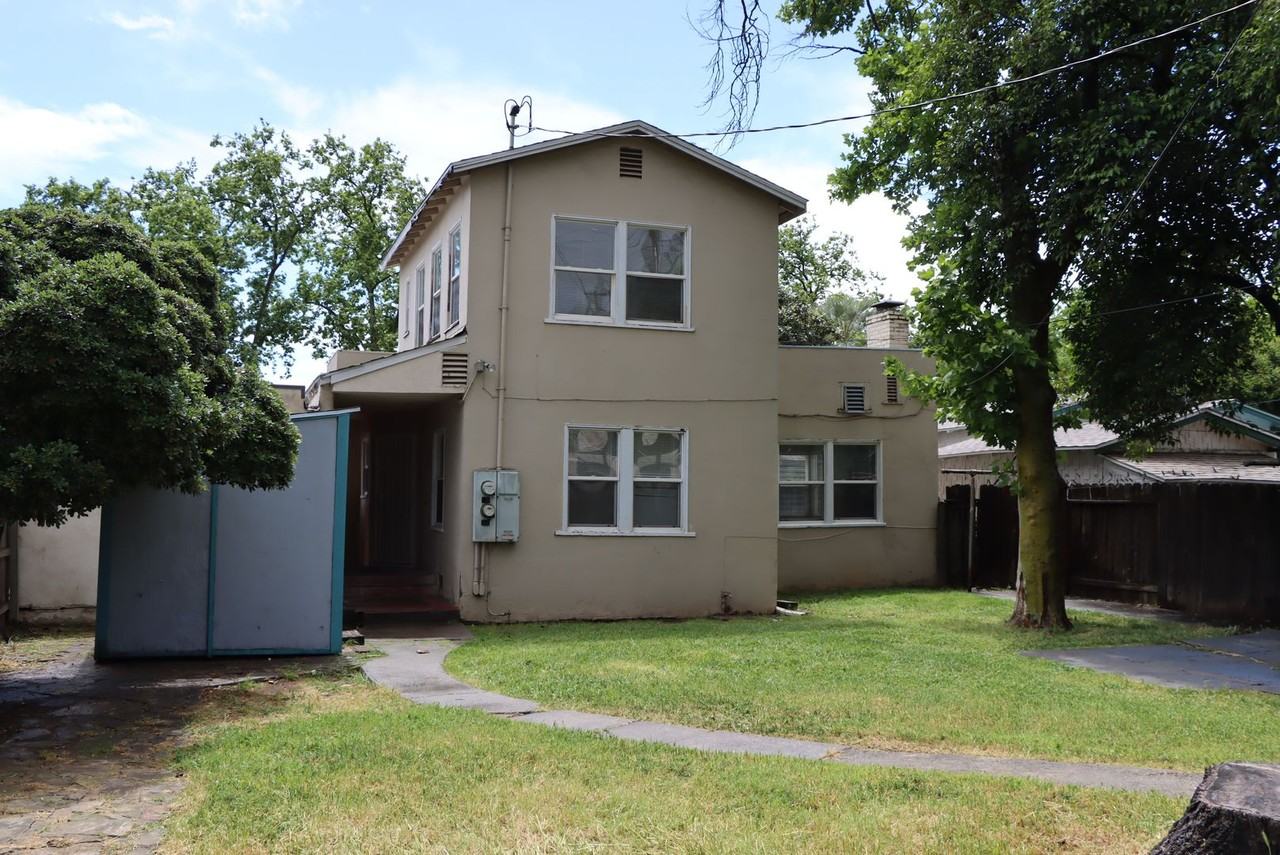 1011 W 20th St #B - Photo 3 of 4