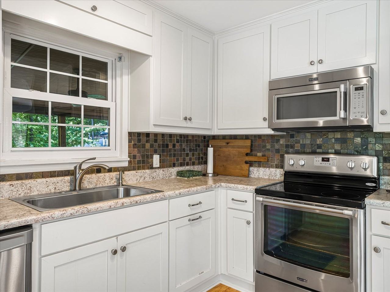 6265 Lakeview Dr - Photo 5 of 40