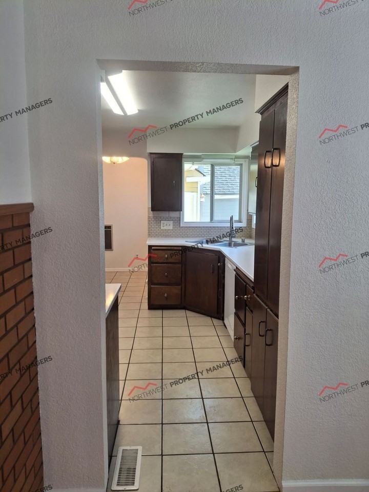 83 Sw Mcfadden Ave - Photo 7 of 24