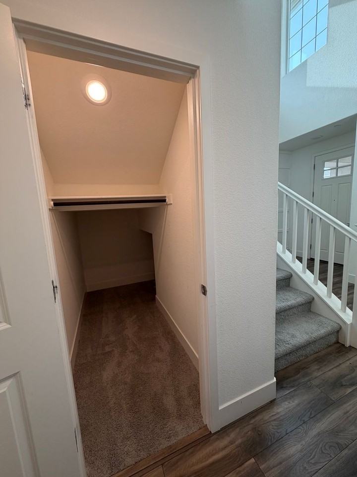 2478 Founders Pl - Photo 5 of 50