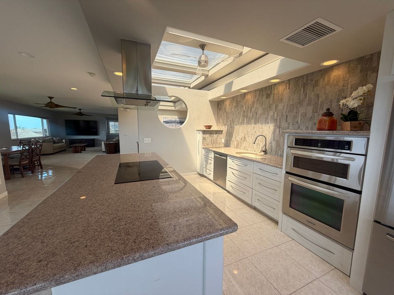 28 Lotus Pl - Photo 4 of 46