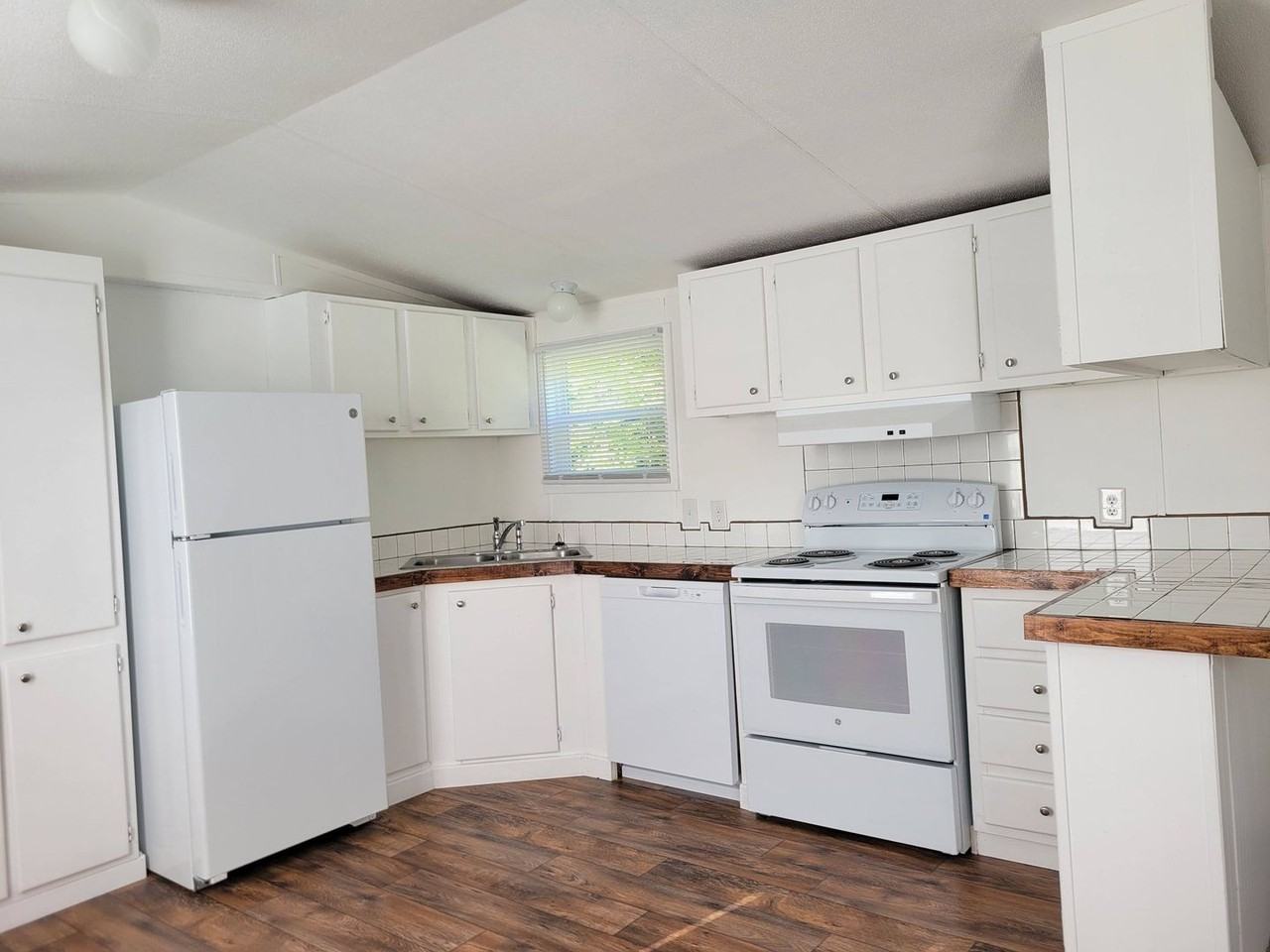 1010 Jacks Dr - Photo 4 of 15