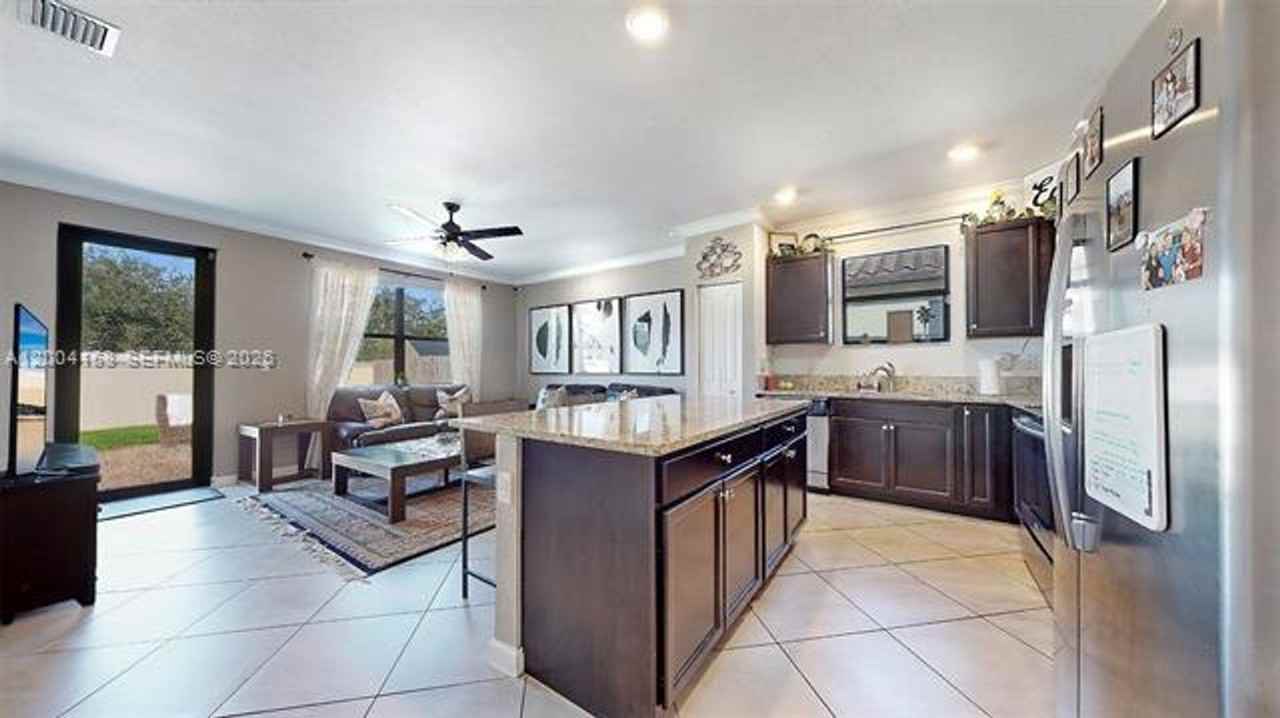 154 Se 23rd Ter - Photo 3 of 39