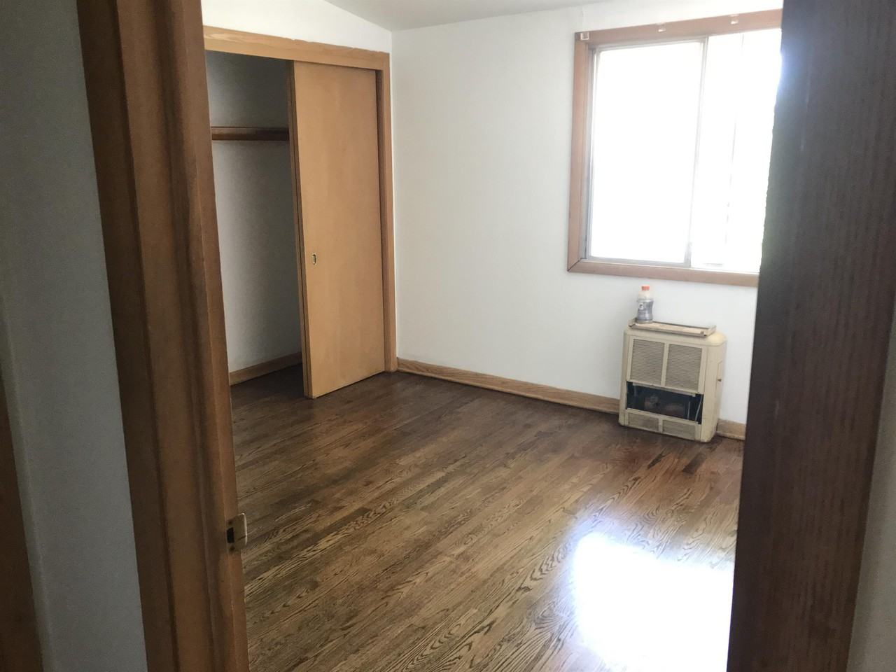 3338 S Whitnall Ave - Photo 3 of 4