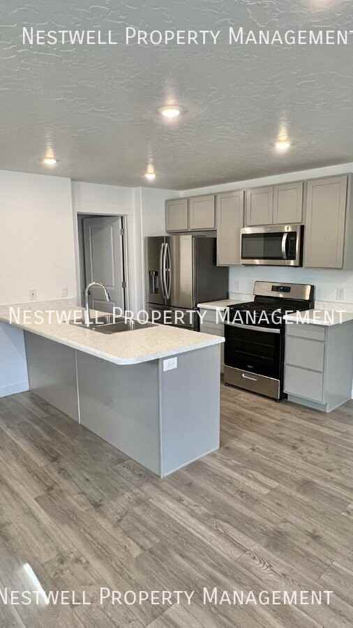 1938 N Blue Iris Ave - Photo 3 of 32