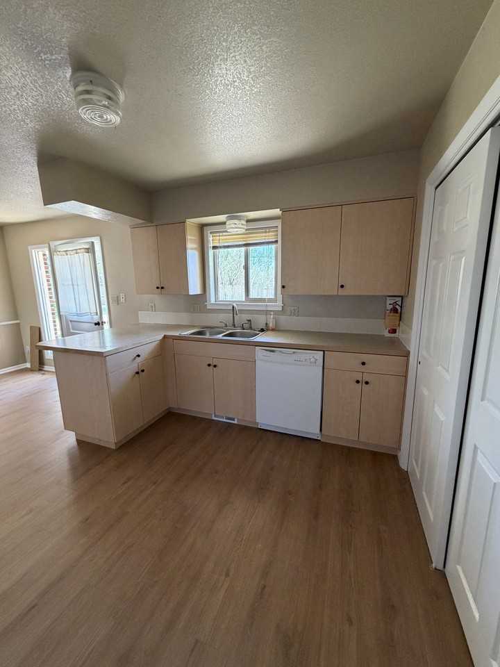 3303 & 3305 East Locust Street - Photo 5 of 17
