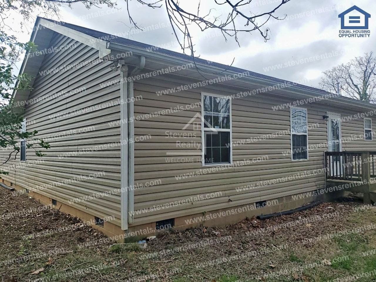 3715 Skyline Dr - Photo 4 of 18