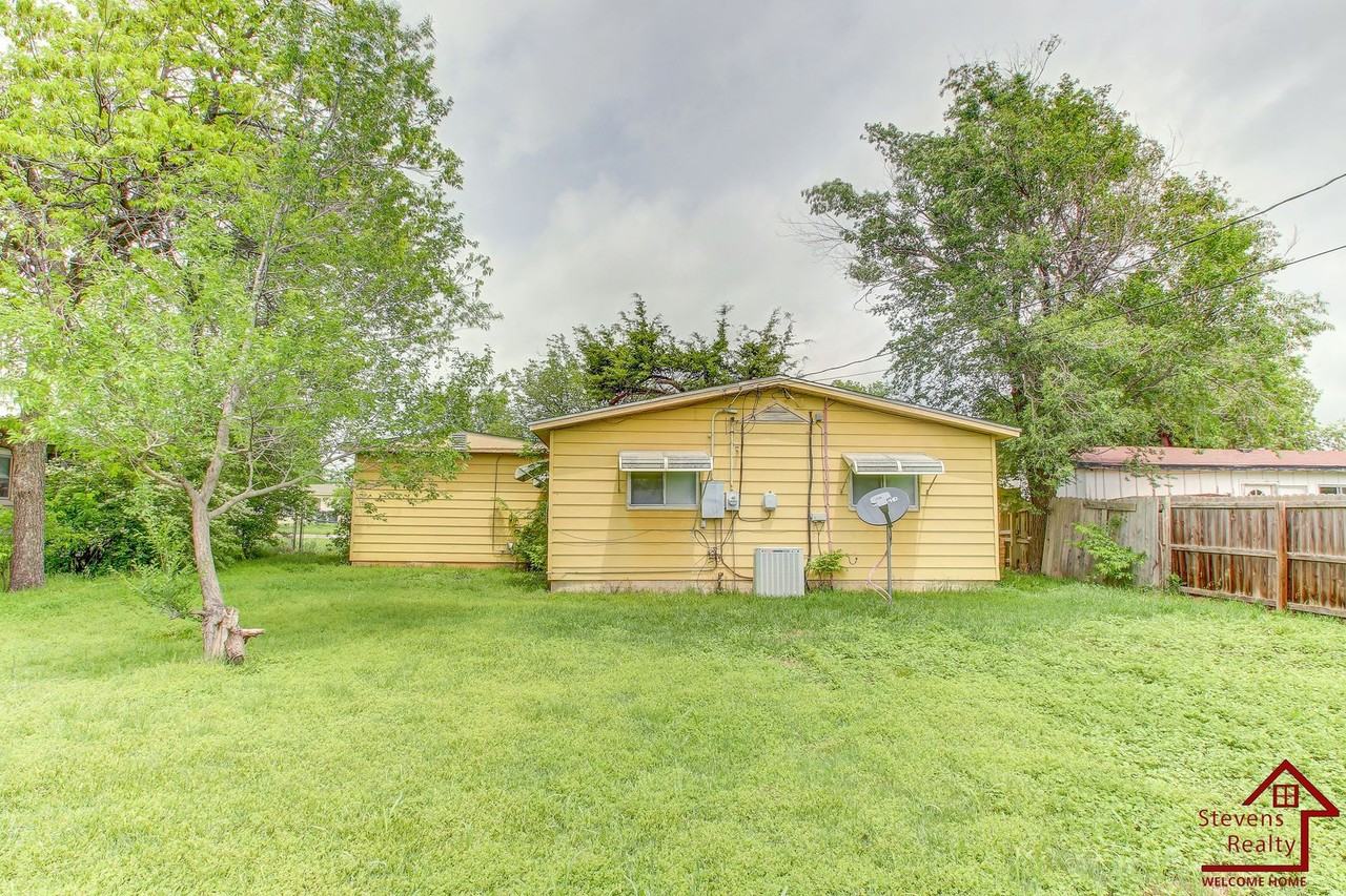 1436 Nw Ozmun Ave - Photo 3 of 28