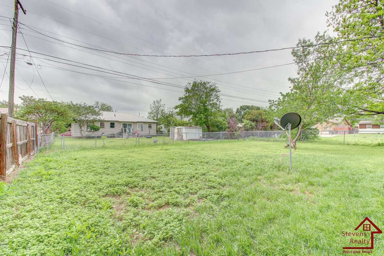 1436 Nw Ozmun Ave - Photo 7 of 28