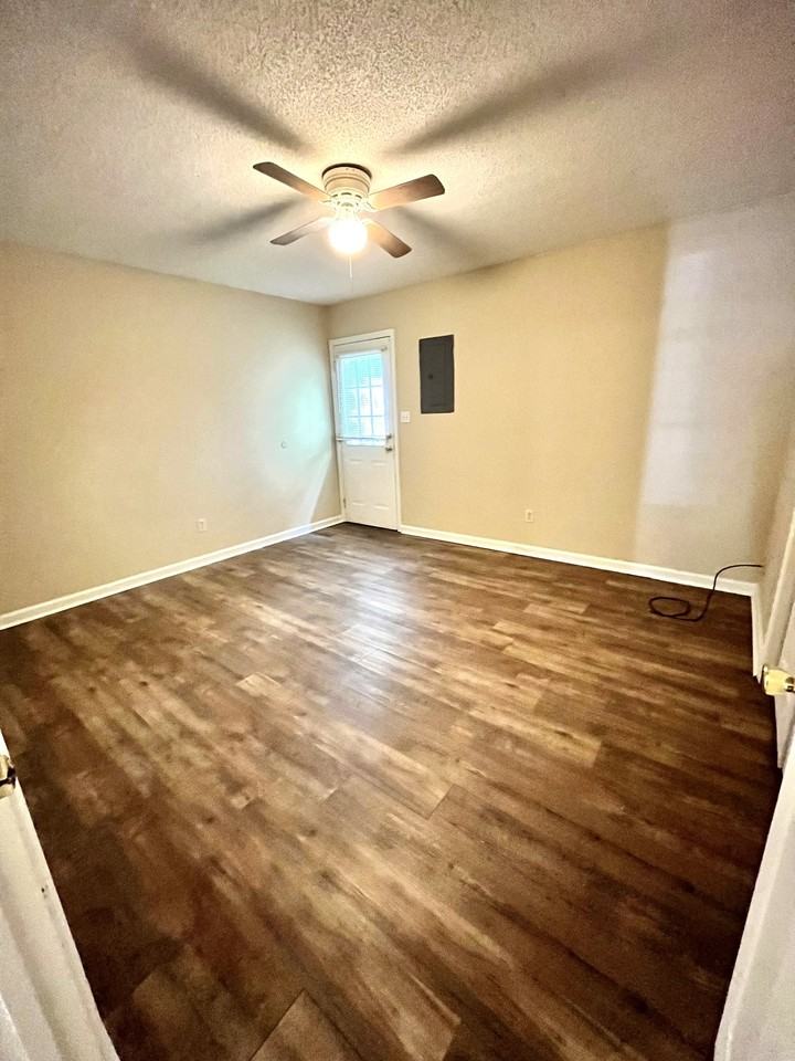 Lauderdale Apartments - Photo 6 of 7