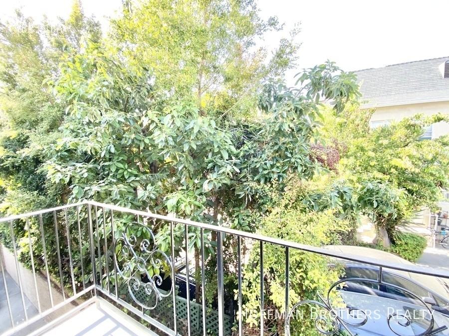 1543 N Formosa Ave #19 - Photo 5 of 7