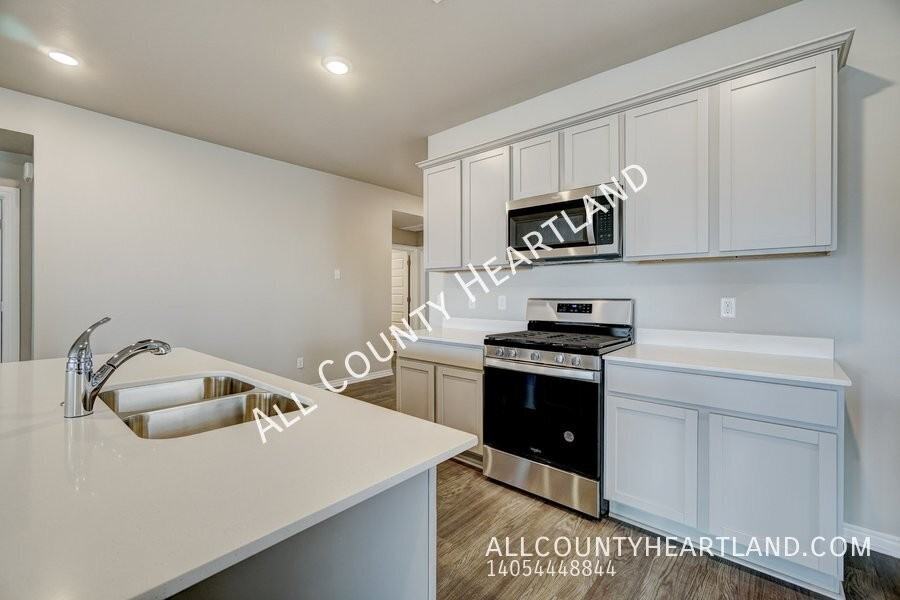 10512 Nw 26th St - Photo 4 of 12