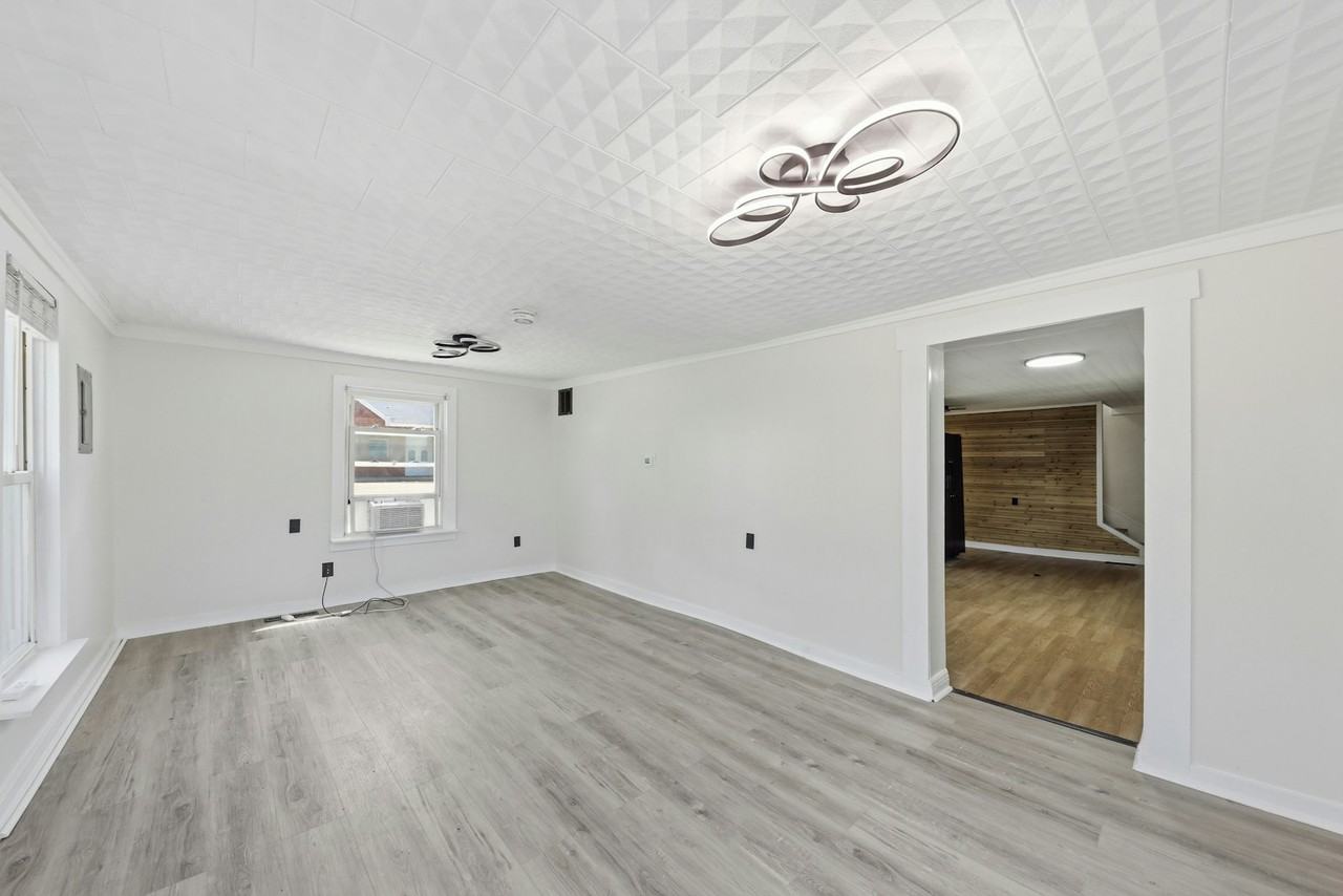 125 East Market Street - Photo 4 of 36