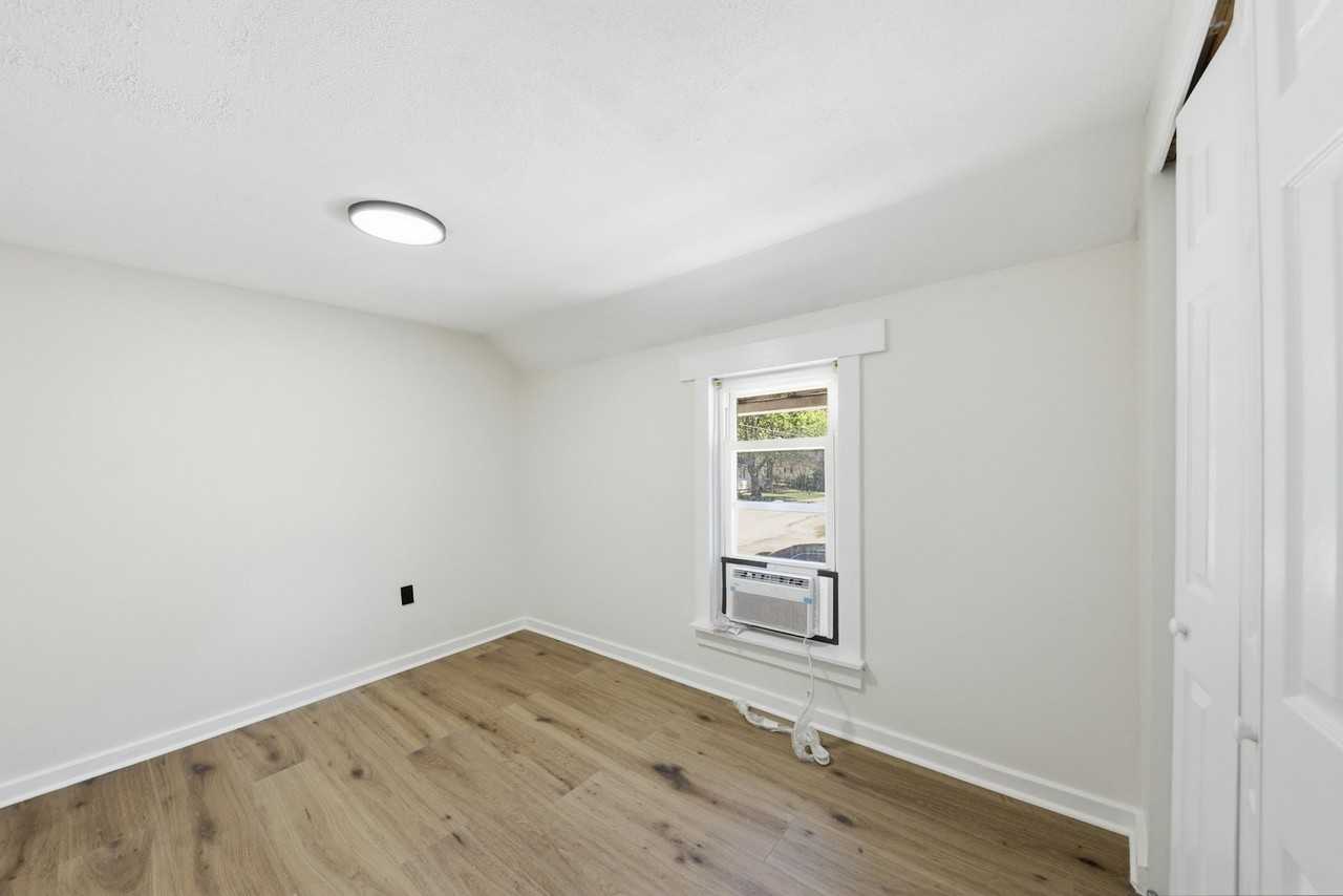 125 East Market Street - Photo 6 of 36