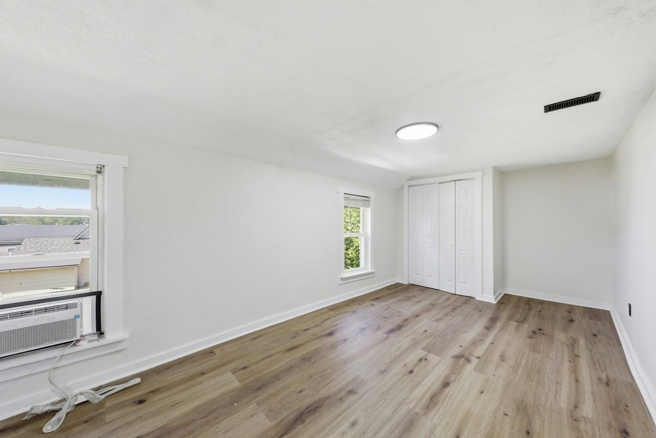 125 East Market Street - Photo 7 of 36