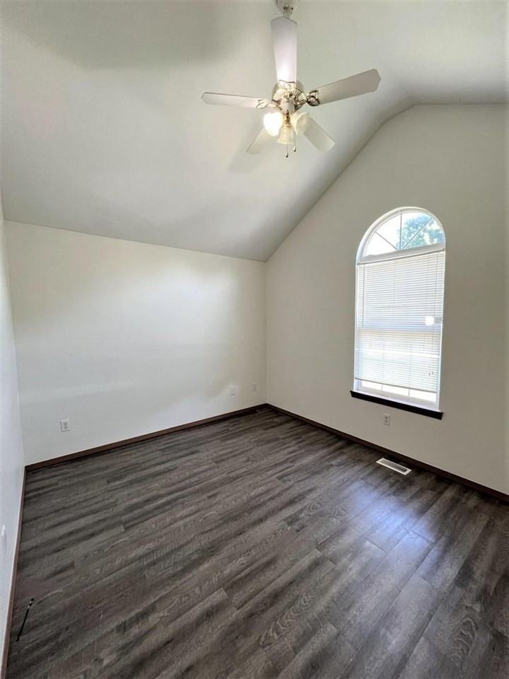 125 West Wade Street - Photo 4 of 12