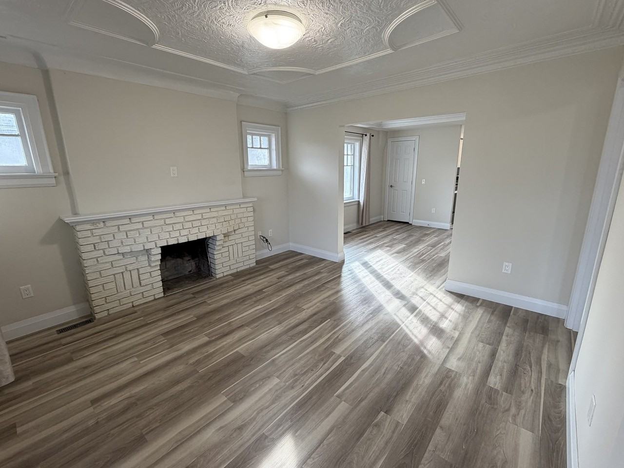 1115 Lakeshore Rd E - Photo 2 of 5