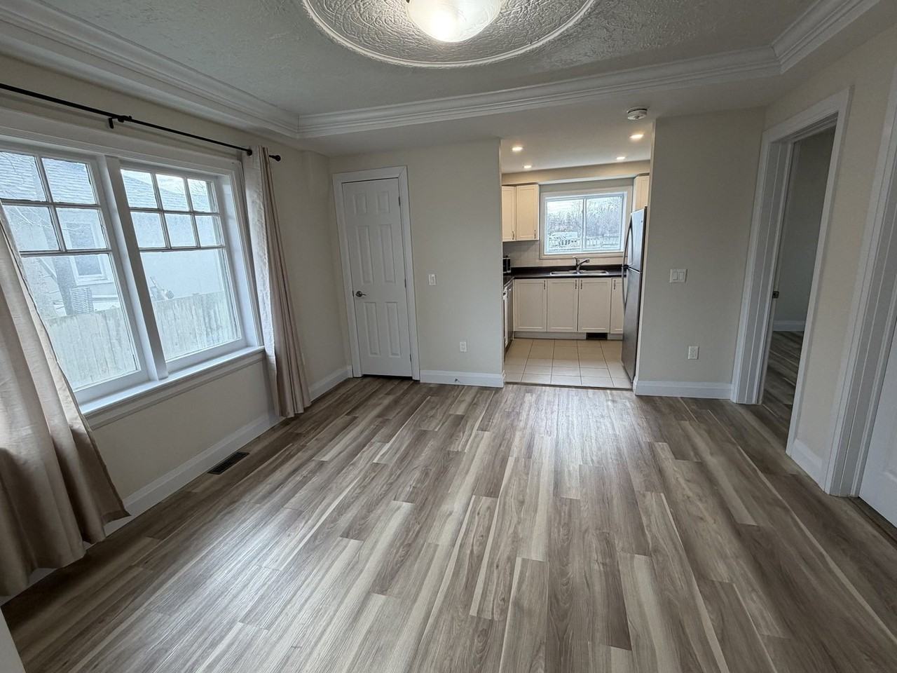 1115 Lakeshore Rd E - Photo 4 of 5