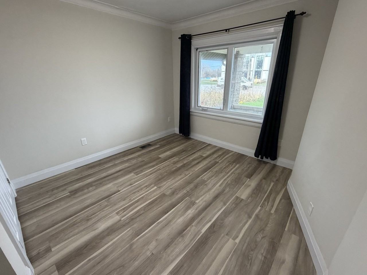 1115 Lakeshore Rd E - Photo 5 of 5