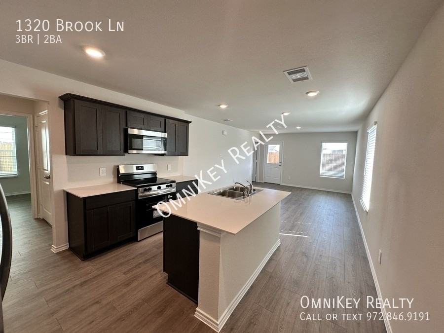 BROOK & - Photo 3 of 14