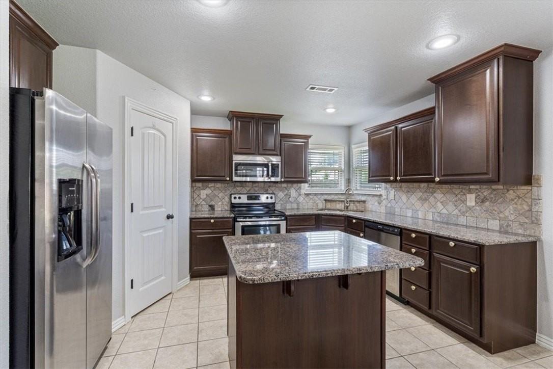 6210 S 38th St - Photo 5 of 19