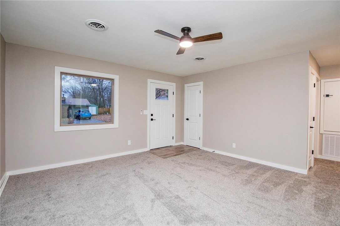 221 E Adobe St - Photo 5 of 11